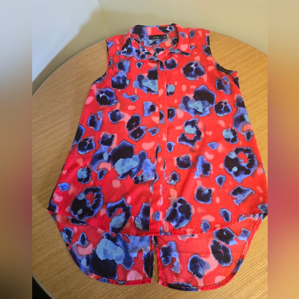 Womens size medium Apt 9 button down sleeveless top.